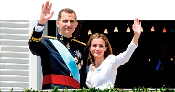 Foto: Los reyes Felipe y Letizia saludan desde el Palacio Real, el día de su proclamación. (Cordon Press)