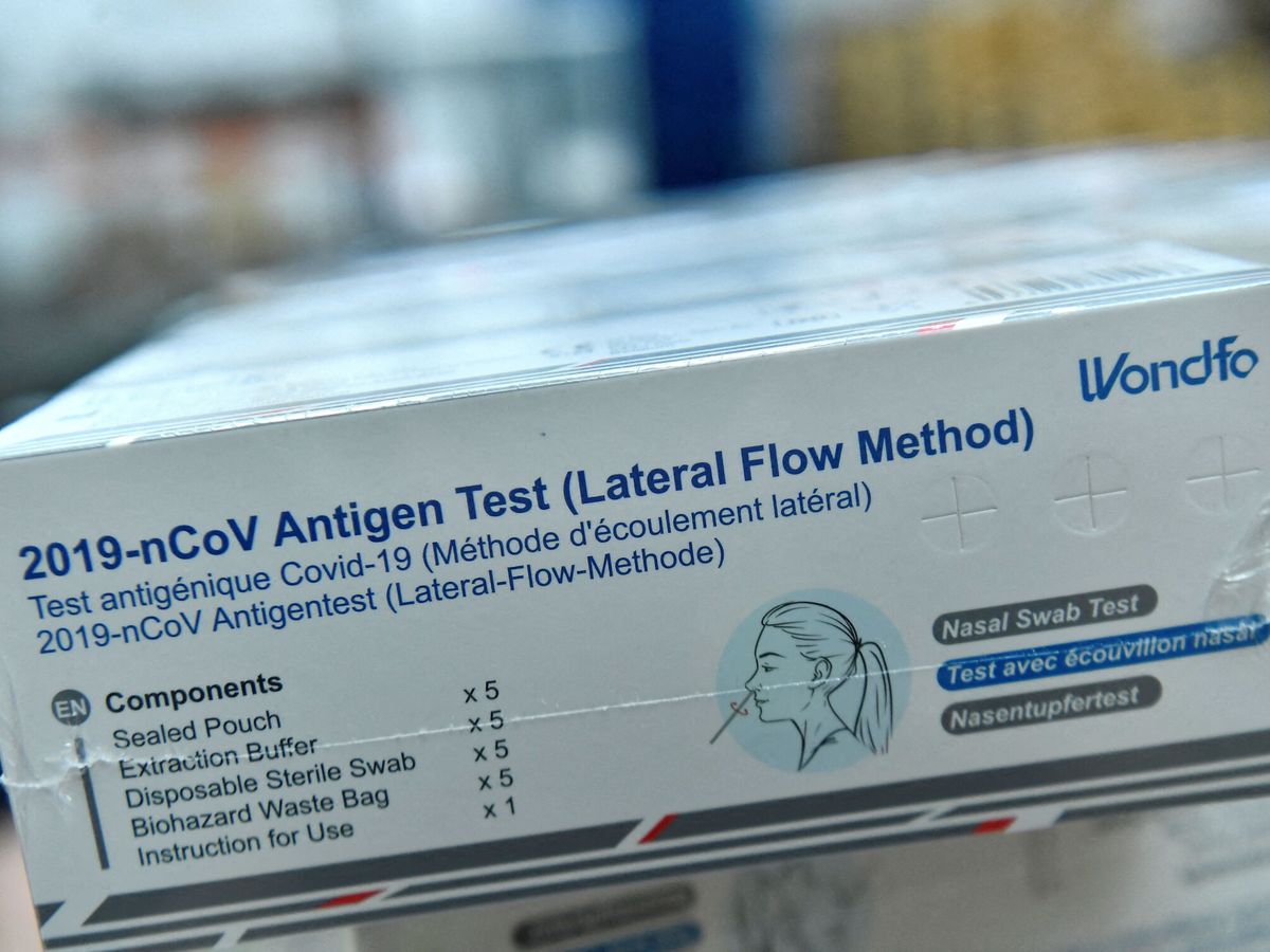 Foto: Vista de una caja de test antígenos. (Reuters/Clodagh Kilcoyne)