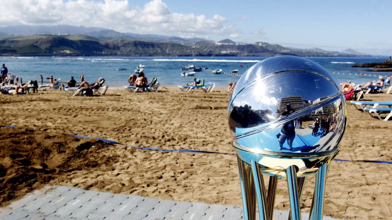 Foto: La Copa del Rey de baloncesto en la playa de Las Canteras (Efe).