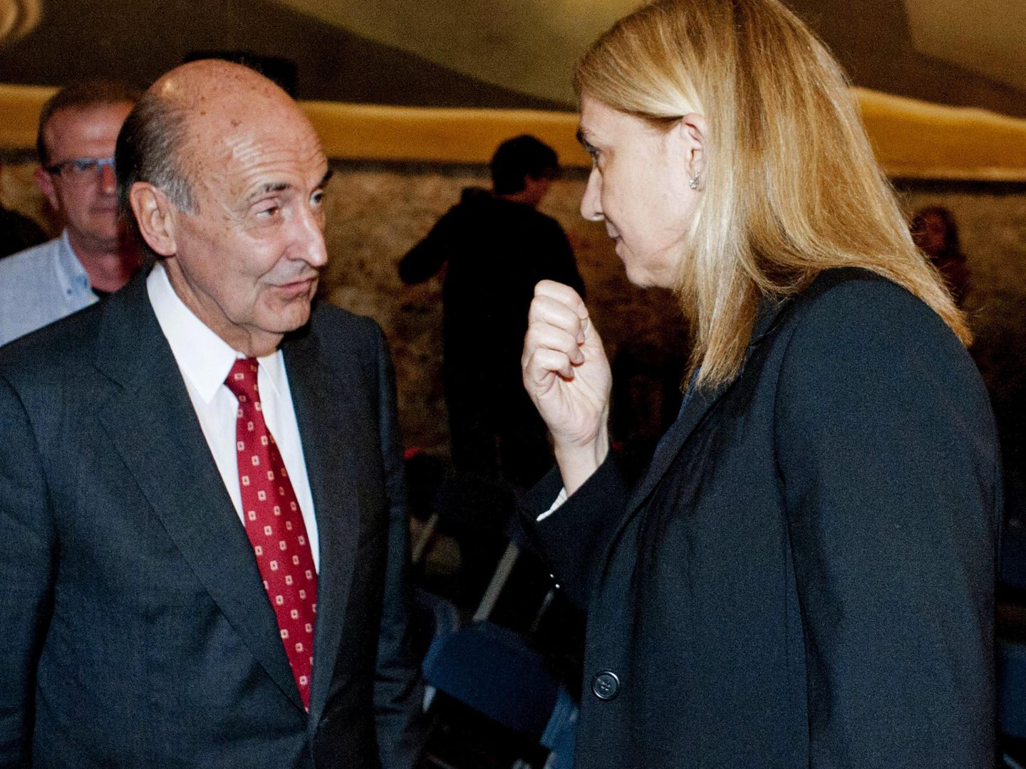 La patrona vitalicia de la Fundación Gala-Dalí, la infanta Cristina, conversa con su abogado y también patrono, Miquel Roca Junyent, en una imagen de archivo. (EFE)