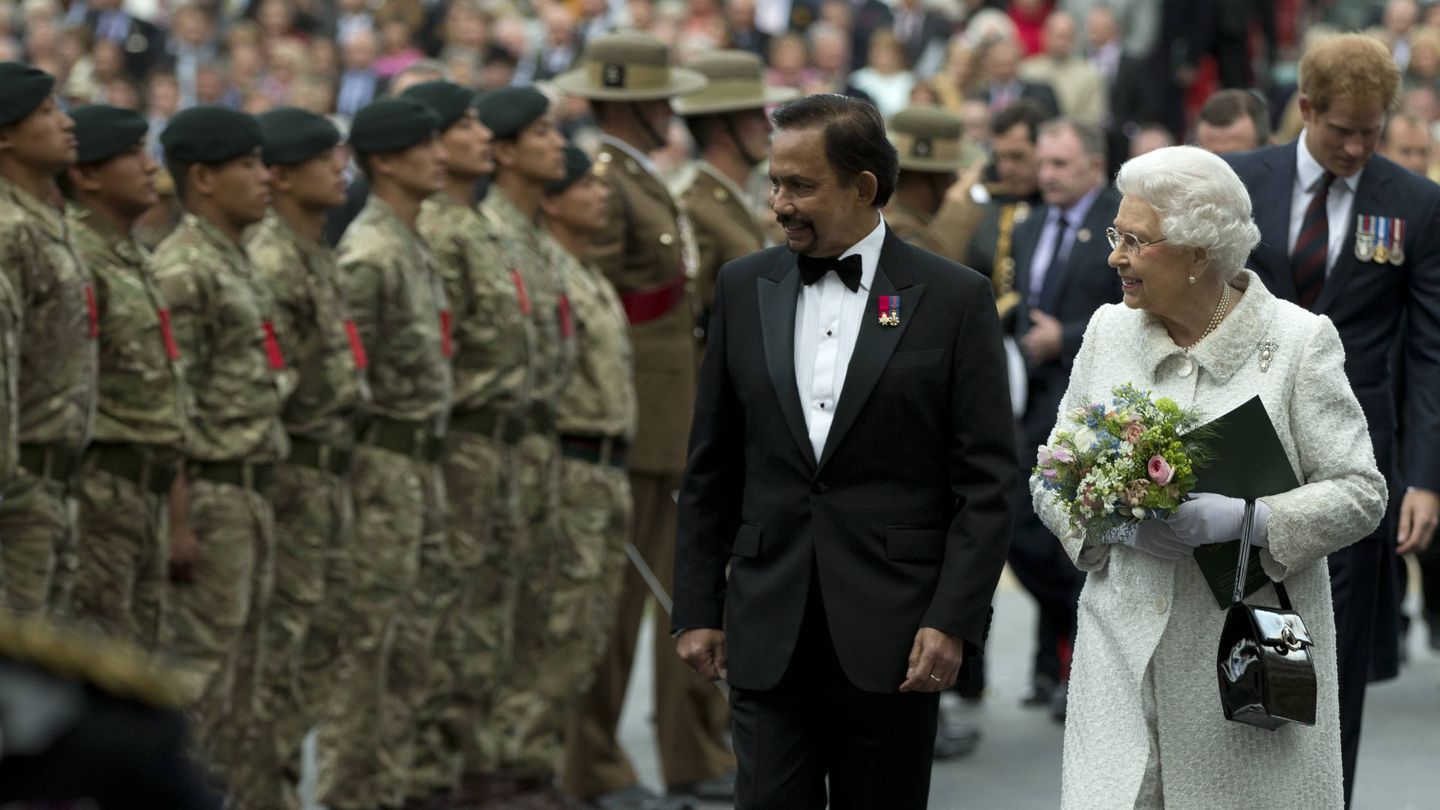 El sultán junto a la reina Isabel II en el año 2015. (Getty)