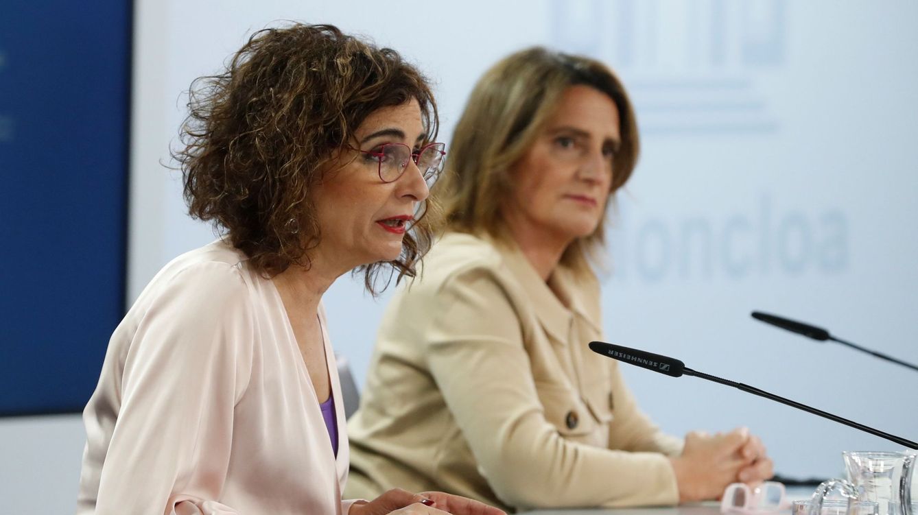 Foto: La ministra para la Transición Ecológica y el Reto Demográfico, Teresa Ribera y  la ministra de Hacienda, María Jesús Montero. (EFE)