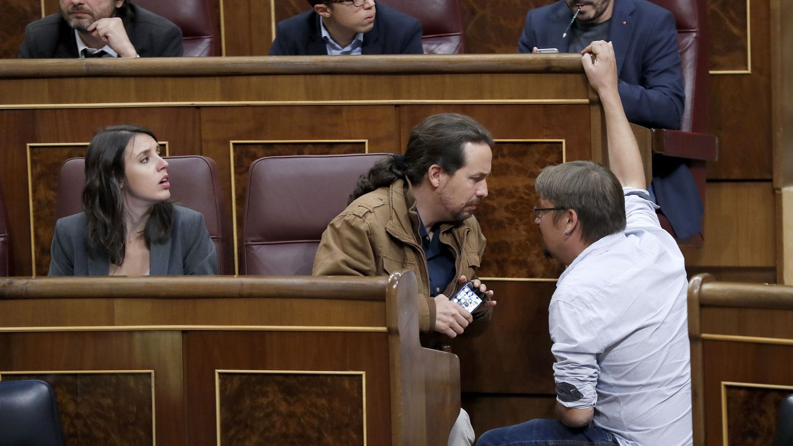 Foto: El líder de Podemos, Pablo Iglesias, conversa con el portavoz de En Comú Podem, Xavier Domènech, este martes durante el pleno del Congreso. (EFE)