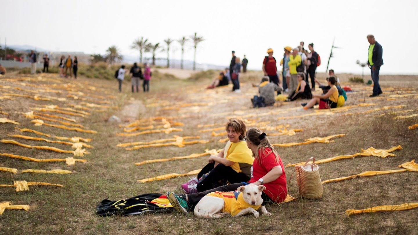 Plantada de cruces amarillas en la playa de Mataró (Barcelona). (EFE)