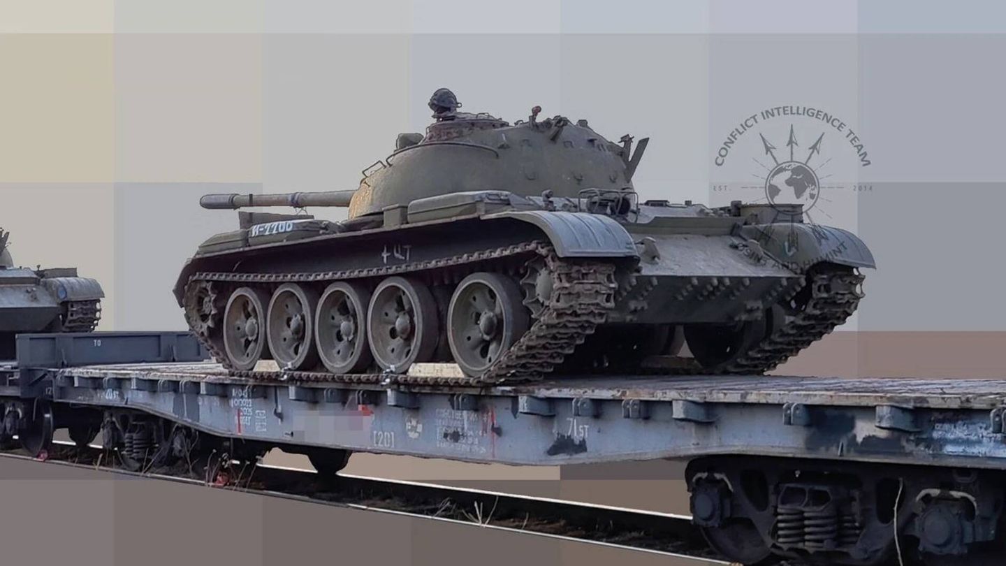 Carro de combate T-55 camino del frente ucraniano. (CIT)