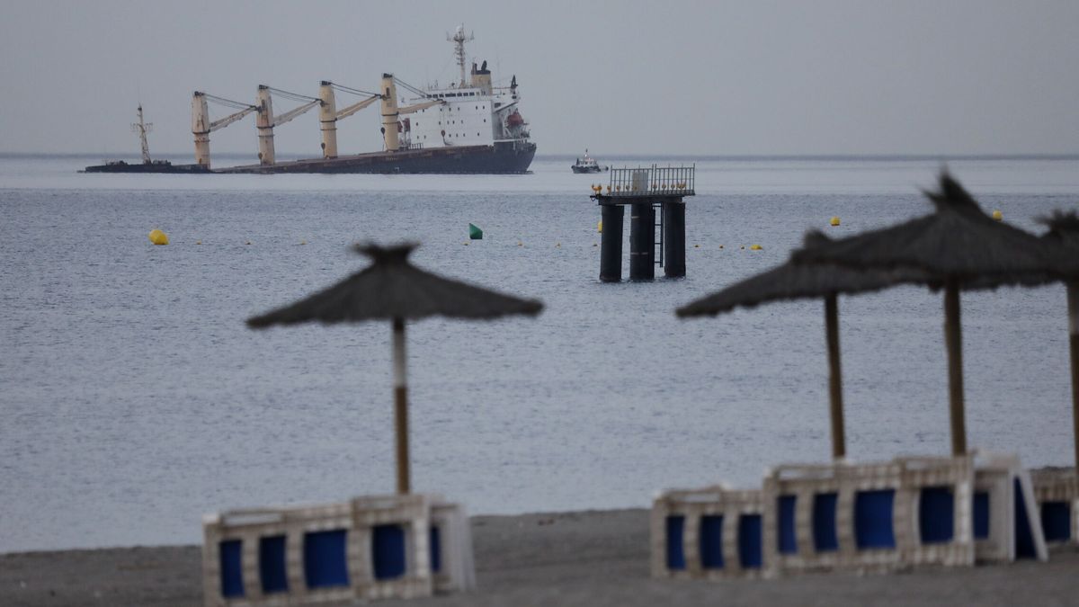 Se rompe el buque varado frente al Peñón de Gibraltar: los tripulantes han sido evacuados