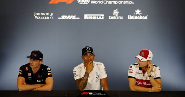 Foto: Hamilton escoltado por Verstappen y Leclerc. (Reuters)