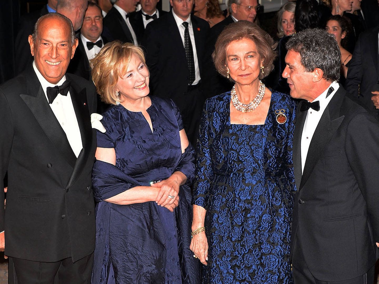 Óscar de la Renta junto a Hillary Clinton, la reina Sofía y Antonio Banderas. (Getty)