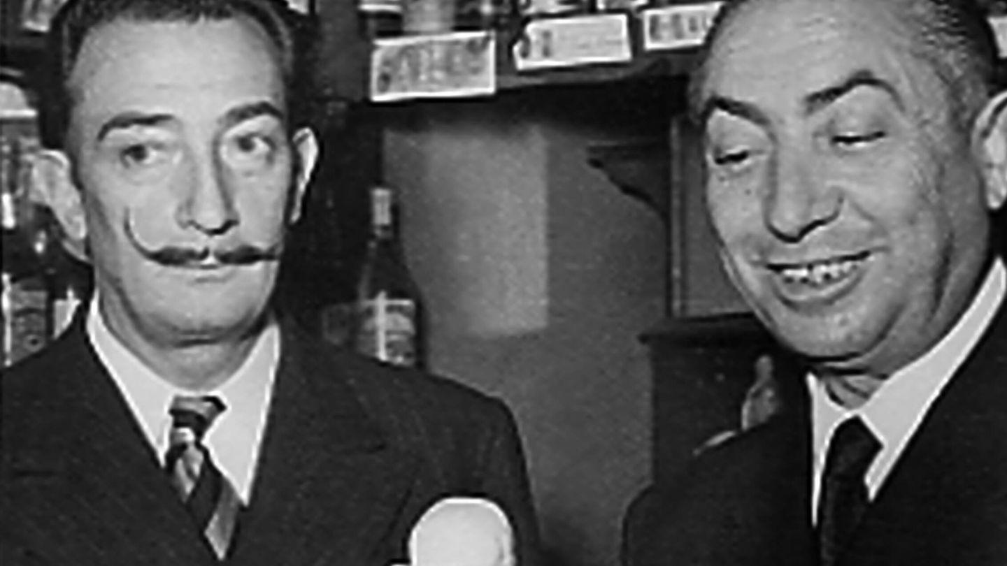 Salvador Dalí en el emblemático bar.