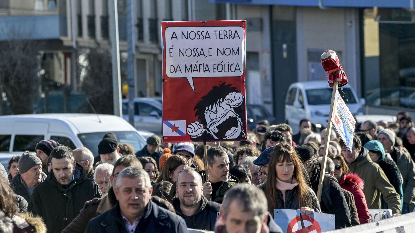 Miembros de la asociación Salvemos o Val de Barcia e o Monte Xalo participan en una manifestación en Carral, A Coruña. (EFE/Moncho Fuentes)