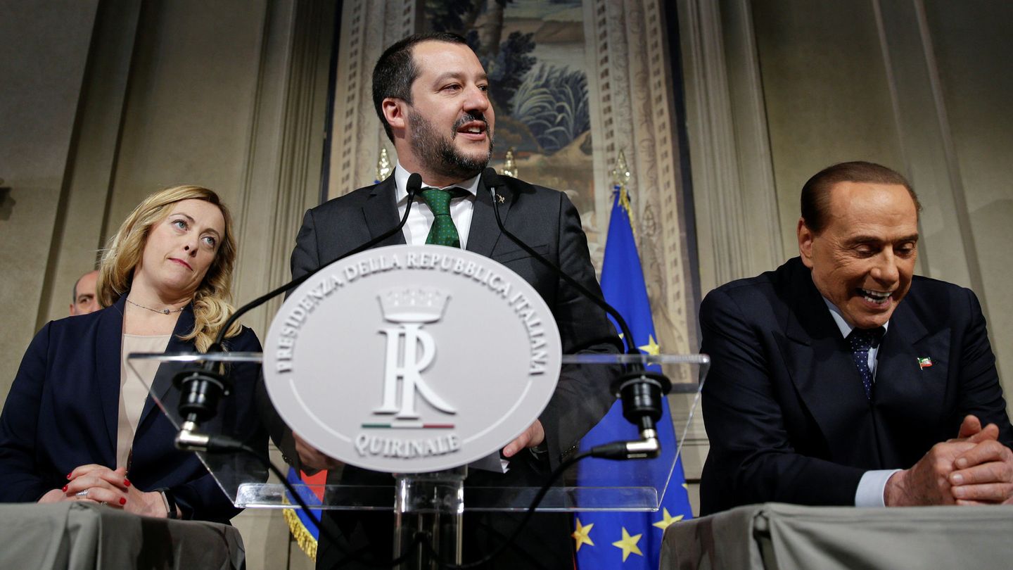  Berlusconi (derecha) ha abierto la puerta a que su socio y líder de La Lega, Salvini (centro), pacte con M5S