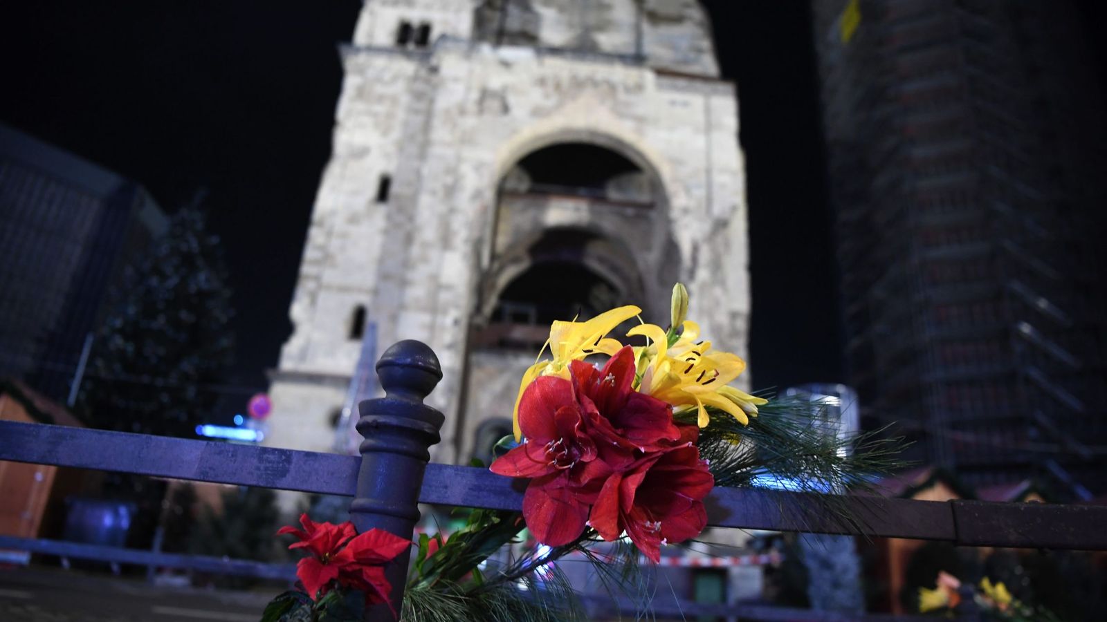 Foto: Flores en memoria de las víctimas. (EFE)
