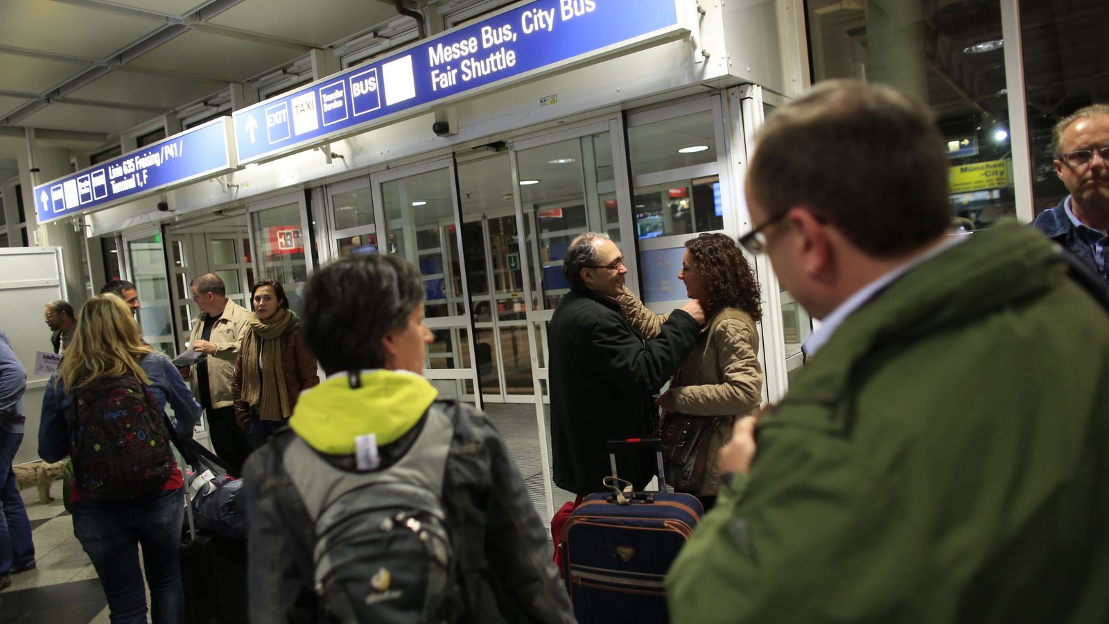 Foto: El emigrante José Manuel Abel recibe a su mujer, de visita en Alemania durante un fin de semana, en el aeropuerto de Múnich (Reuters).