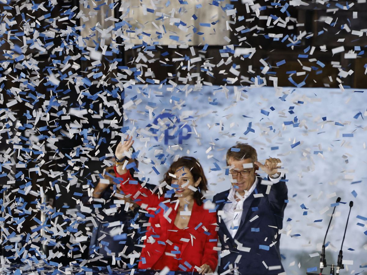 Foto: La presidenta de la Comunidad de Madrid, Isabel Díaz Ayuso (i), y el presidente del PP, Alberto Núñez Feijóo, saludan a los simpatizantes desde el balcón de Génova. (EFE/Juanjo Martín)