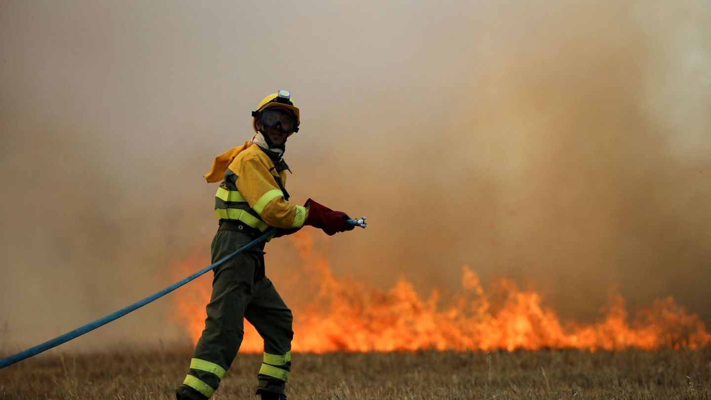 Un bombero de las Brigadas de Refuerzo en Incendios Forestales (BRIF) en Tábara y Losacio, en Zamora. (Reuters/Isabel Infantes)