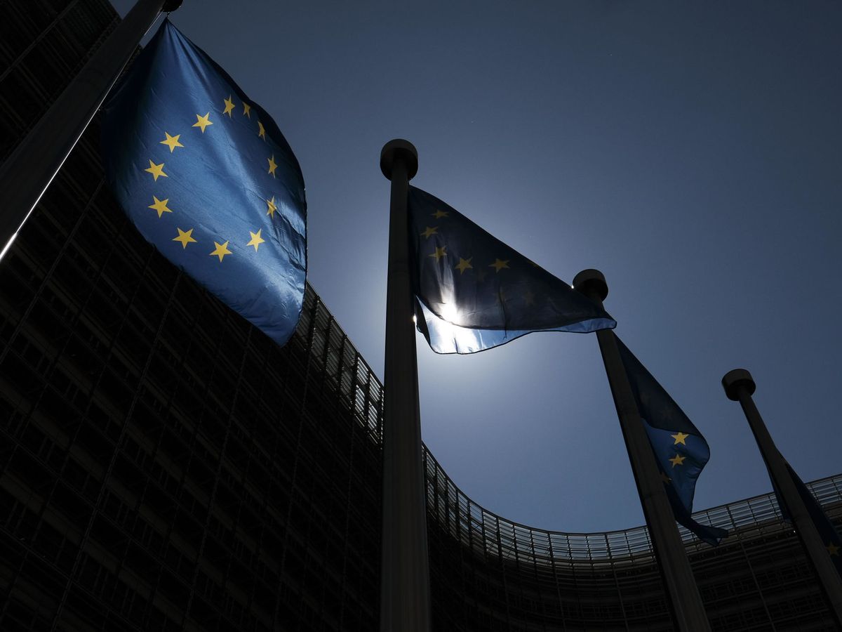 Foto: Banderas europeas, en la sede de la Comisión Europea. (EFE)