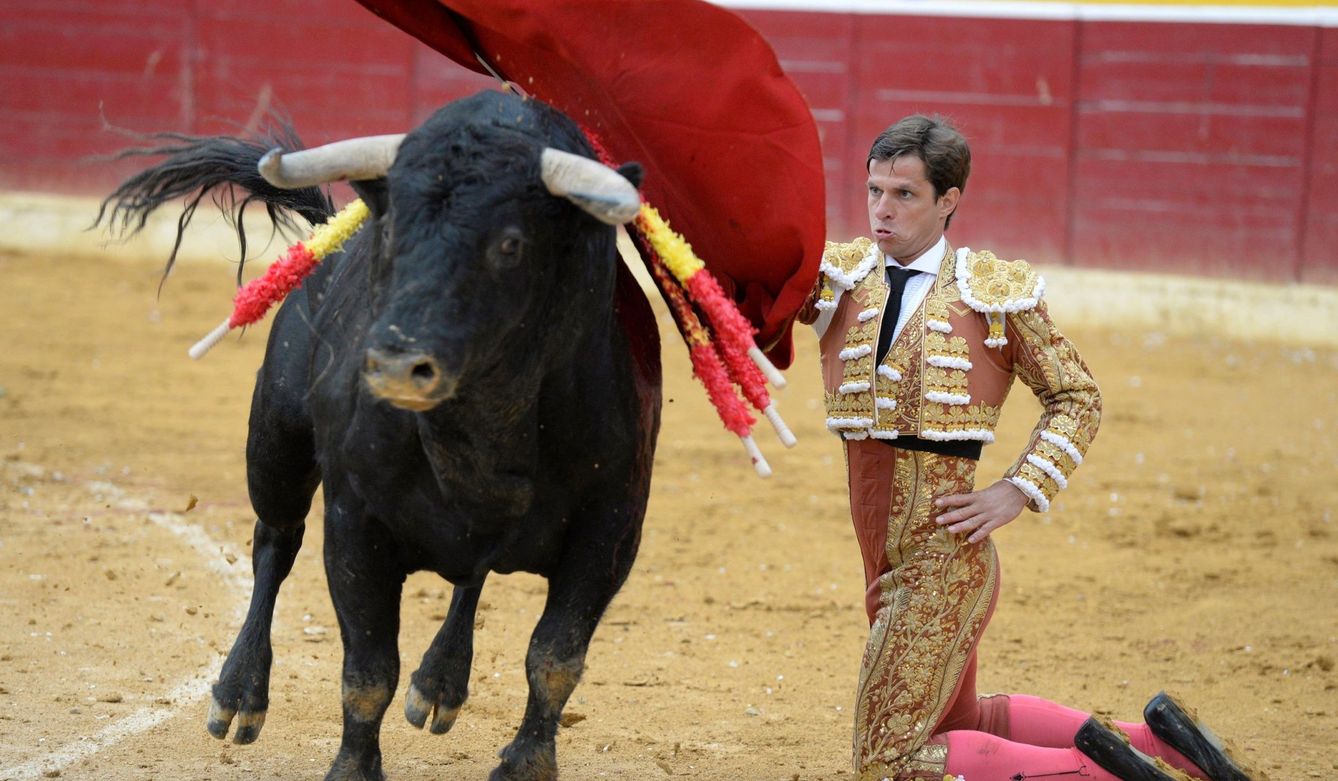 El Juli da un pase con la muleta a un toro en la Feria de la Albahaca de Huesca. (EFE) 