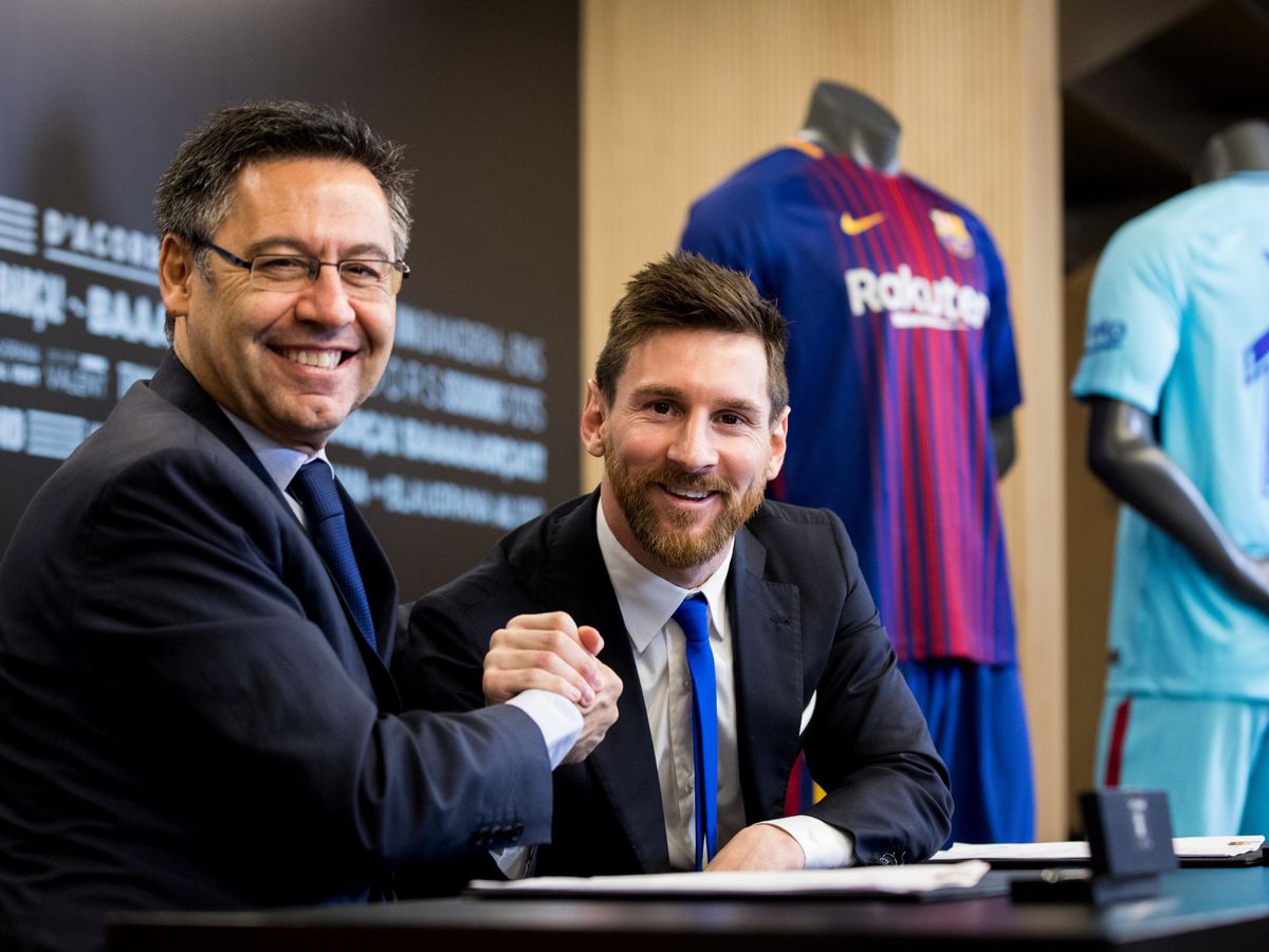 Foto: Messi y Bartomeu durante la firma de su último contrato. (Reuters)