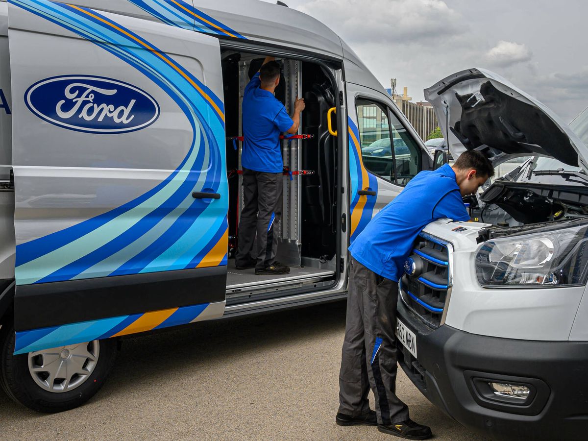 Foto: Un mecánico revisa un Ford e-Transit, la versión eléctrica de la furgoneta. (Ford)