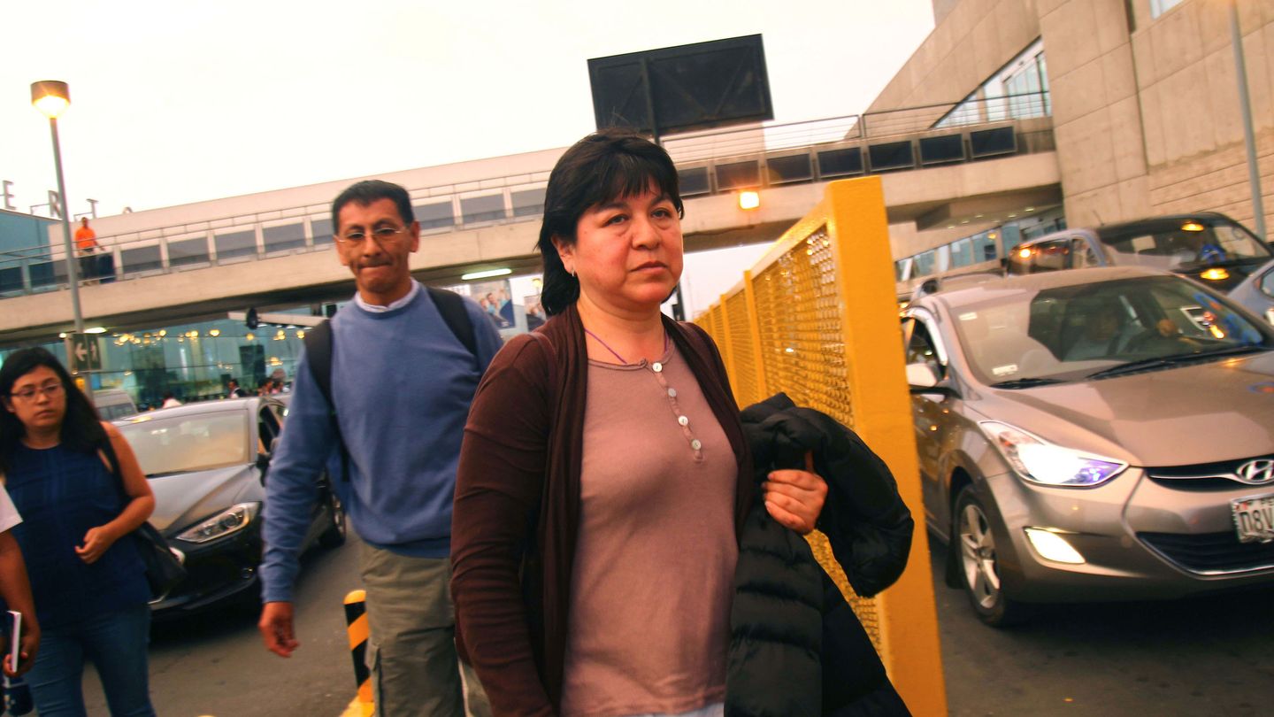 Alejandra Ayala (d) y Marcelo Salazar (i), padres de Nathaly, a su llegada a Perú. (EFE)