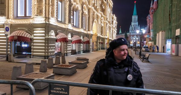 Foto: Un policía bloquea una calle cerca de uno de los lugares donde se recibieron falsos avisos de bomba en Moscú, el 5 de noviembre de 2017. (Reuters)