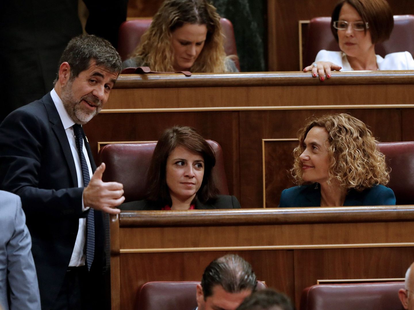 Jordi Sànchez conversa con Meritxell Batet el pasado 21 de mayo en la sesión constitutiva del Congreso. (EFE)