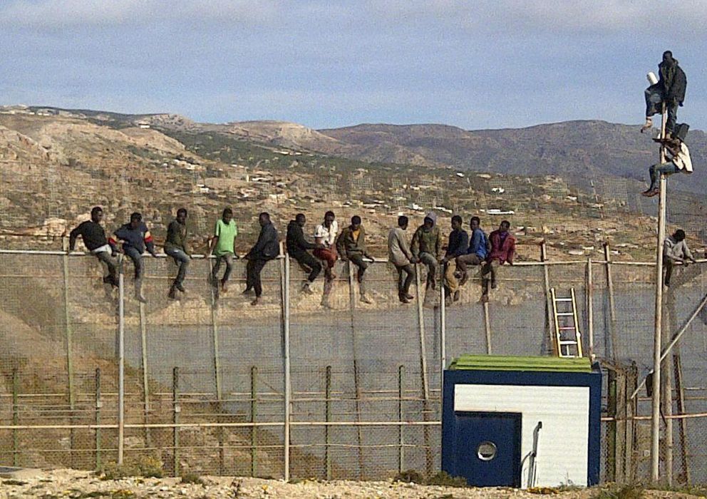 Foto: Unos 25 inmigrantes de origen subsahariano permanecen encaramados (Efe)