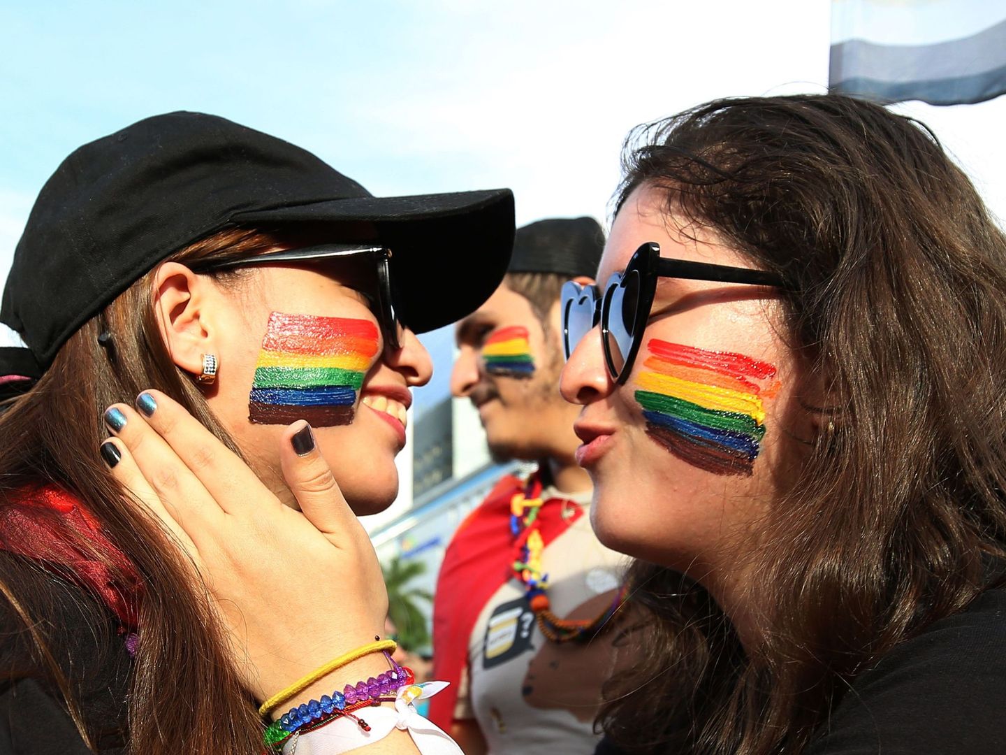  Dos personas participan en una marcha del Orgullo LGTBI+ en San Salvador. (EFE)