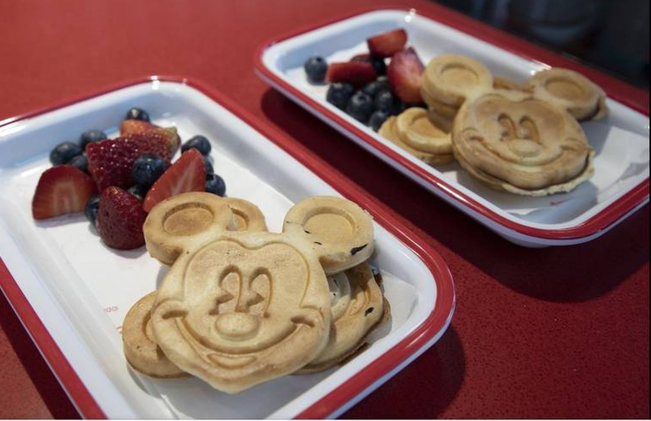 Desayuno en la cafetería de Disney.