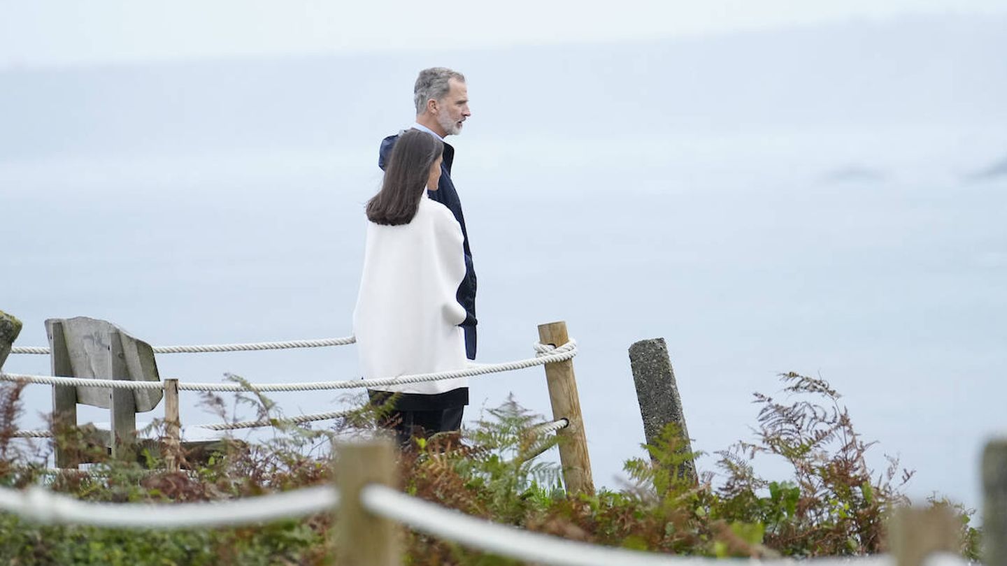 Felipe VI y Letizia observan el paisaje. (Limited Pictures)