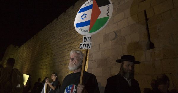 Foto: Uri Avnery durante una protesta en la Ciudad Vieja de Jerusalén contra la construcción de asentamientos en Jerusalén Este. (Reuters)
