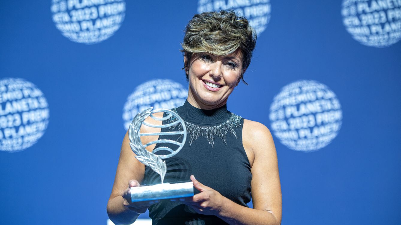 Foto: La periodista, escritora y presentadora Sónsoles Ónega posa con el LXXII Premio Planeta. (Europa Press/Lorena Sopeña)