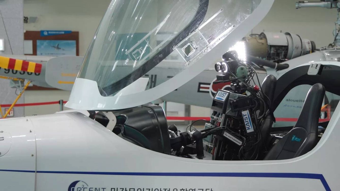 Foto: Pibot, el robot piloto coreano. (KAIST)