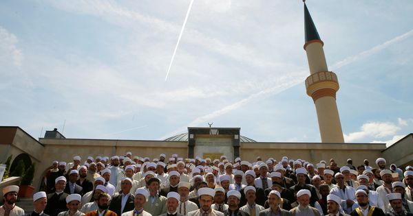 Foto: Imanes de Austria durante una concentración ante una mezquita de Viena, en junio de 2017. (Reuters)