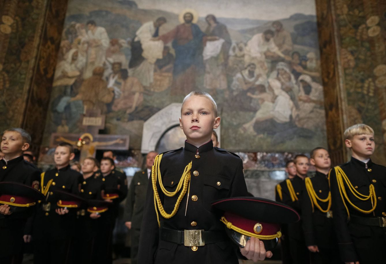 Jóvenes cadetes durante una ceremonia en el monasterio Pechersk Lavra, en Kiev. (Reuters)
