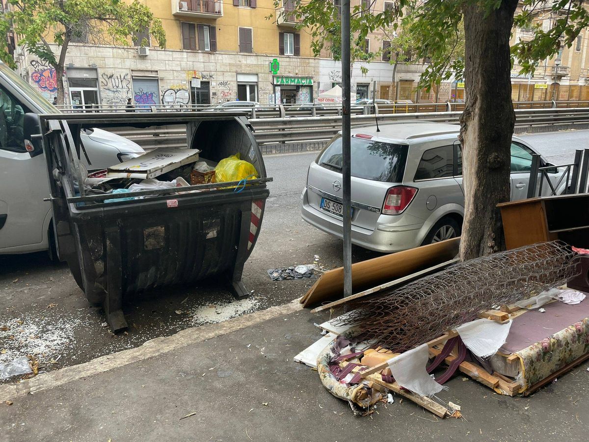 Foto: Cubos de basura en Roma. (Ángel Villarino)