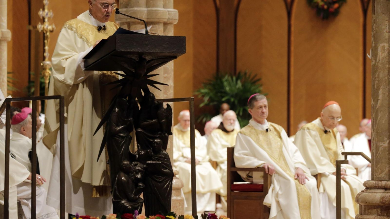 Foto: Carlo Maria Viganò en la Catedral del Santo Nombre de Chicago en 2014. (Reuters)