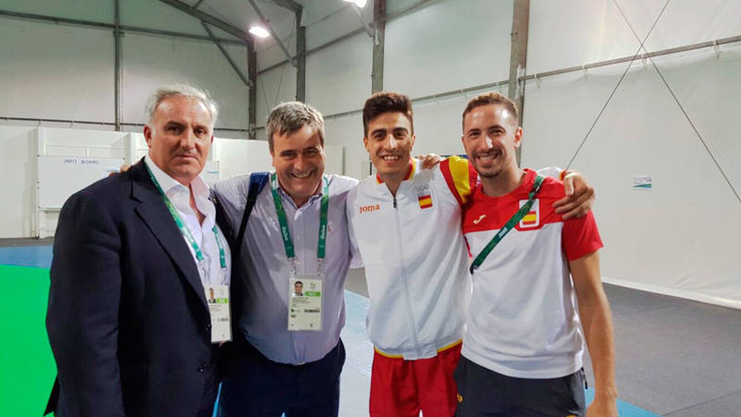 El anterior secretario de Estado para el Deporte, Miguel Cardenal, se fotografió junto a Jesús Castellanos en los Juegos de Río de Janeiro. (Ministerio de Educación, Cultura y Deporte)
