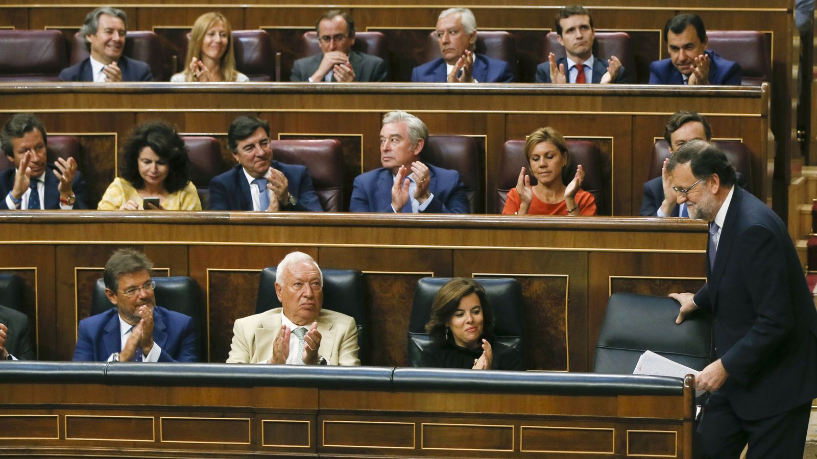 Foto: Mariano Rajoy se sienta en su escaño mientras le aplaude su grupo parlmamentario. (EFE)