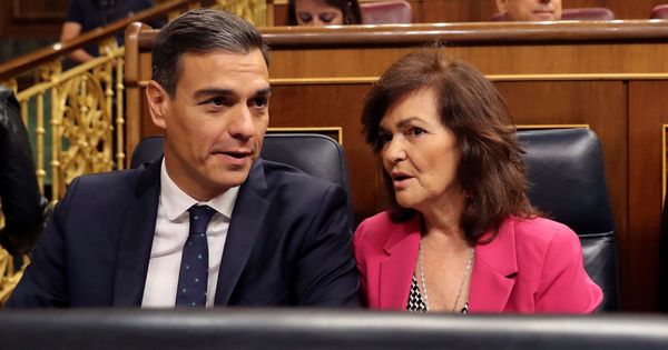 Foto: Pedro Sánchez conversa con la vicepresidenta, Carmen Calvo, el pasado 17 de octubre en el Congreso. (EFE)