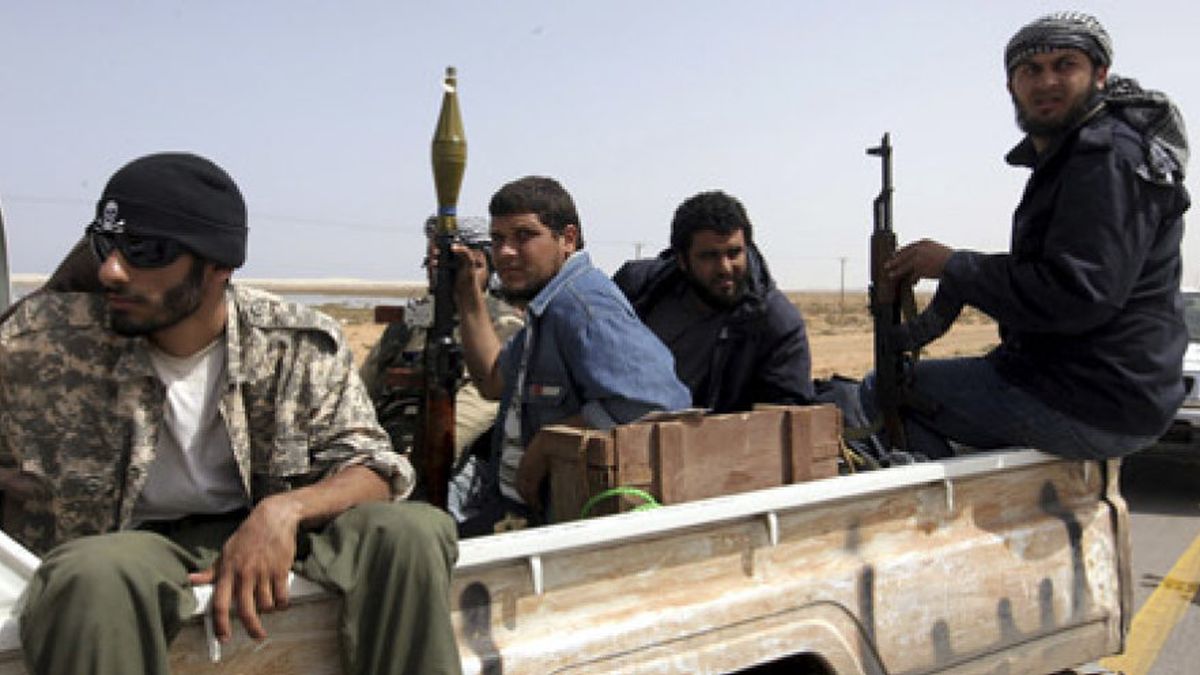 Los rebeldes replegados a Brega piden ataques aéreos a la coalición