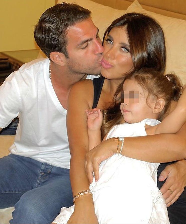 Foto: Daniella Semaan y Fàbregas con su hija y tres de sus pulseras