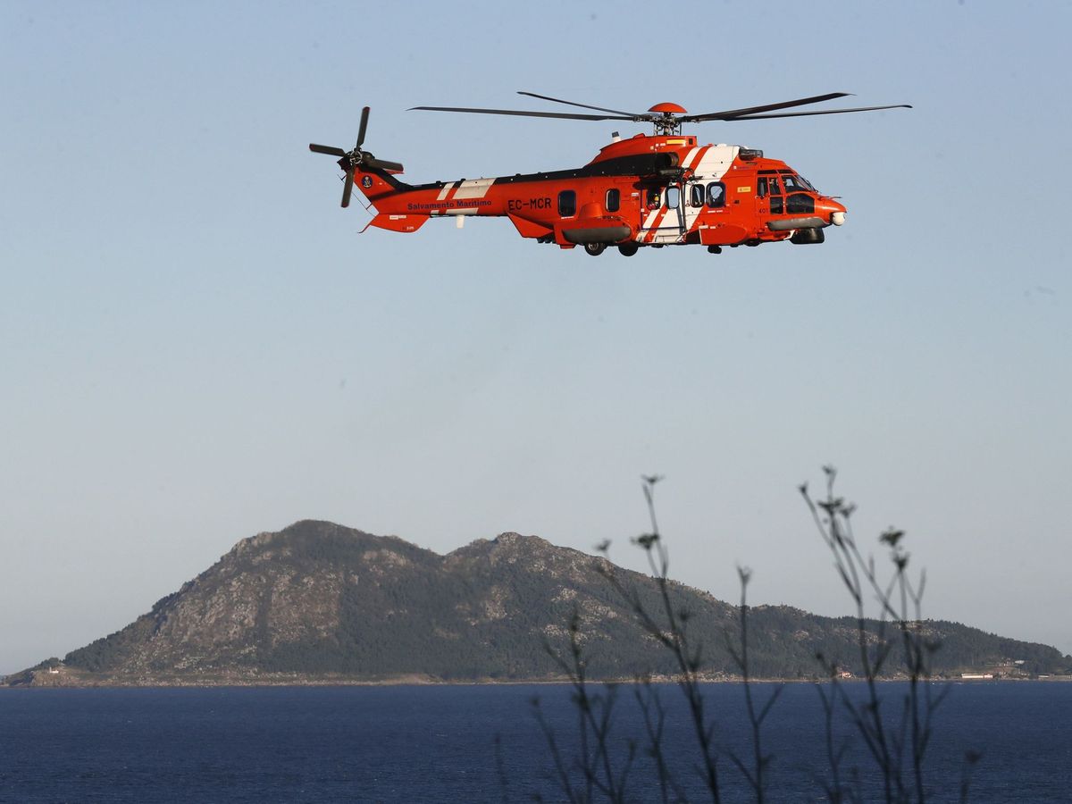 Foto: Imagen de archivo de un helicóptero de Salvamento Marítimo. (EFE/Lavandeira Jr)