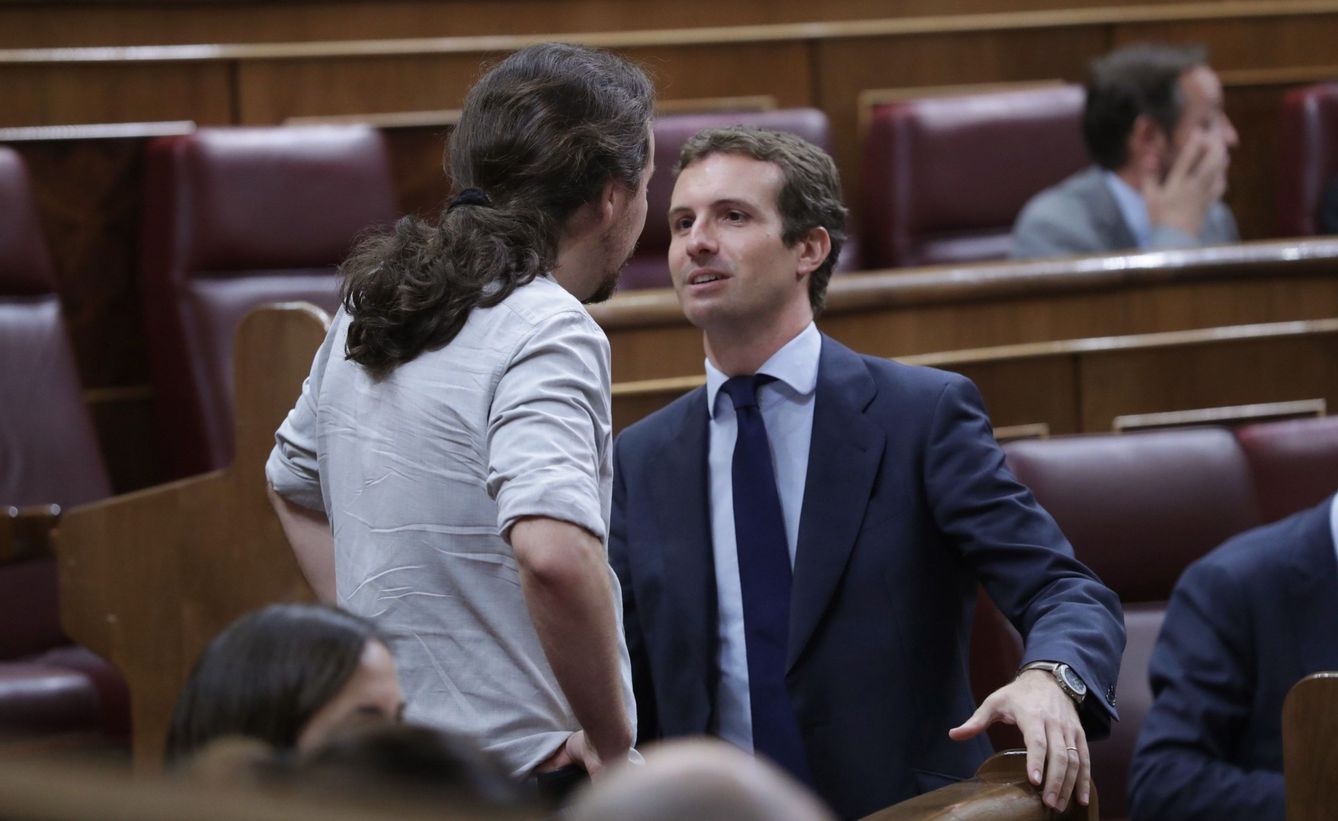 Pablo Iglesias y Pablo Casado, líderes de Podemos y PP, conversan en el Congreso en septiembre pasado. (EFE)