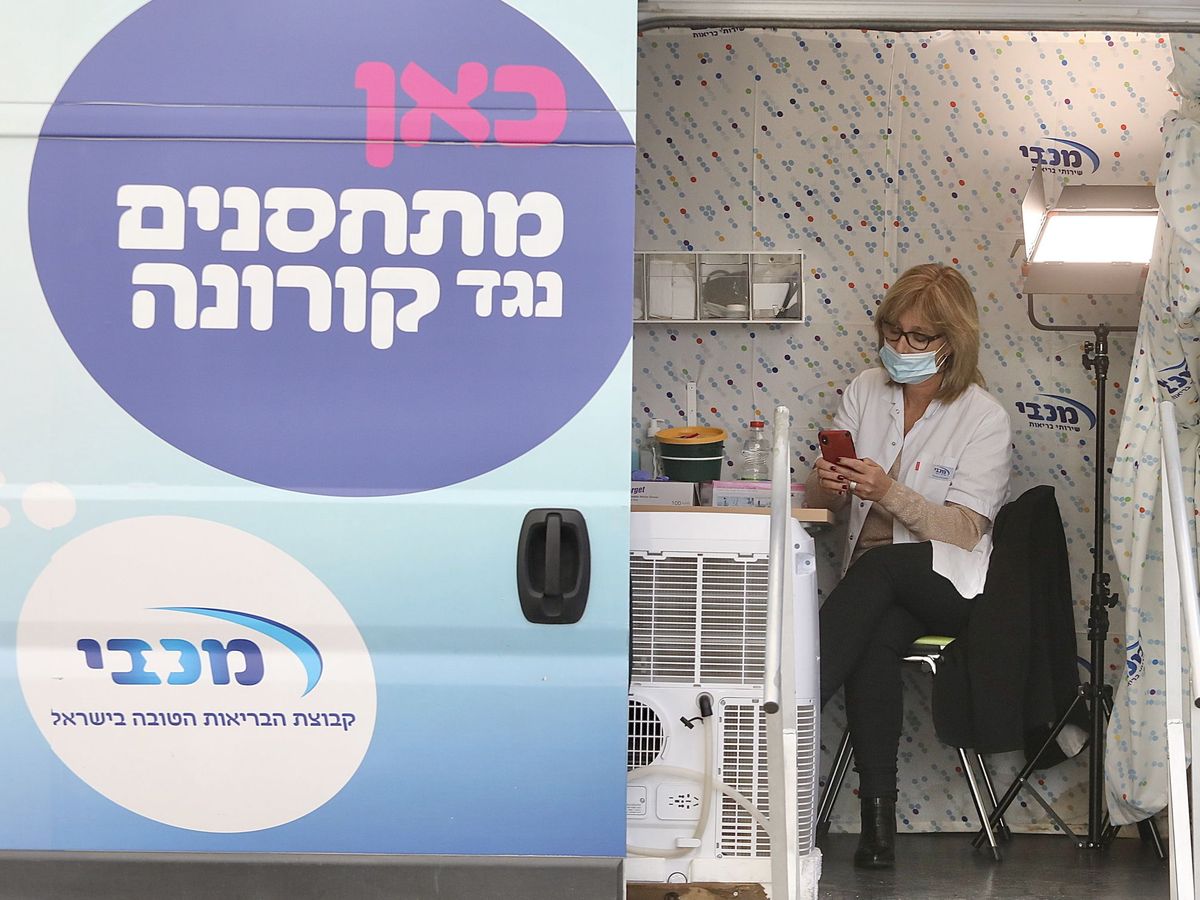 Foto: Una enfermera israelí en Tel Aviv, el pasado día 13. (EFE)