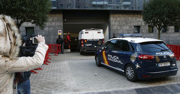 Foto: Los acusados llegan a la Audiencia de Navarra en un furgón policial para una de las jornadas del juicio. (EFE)