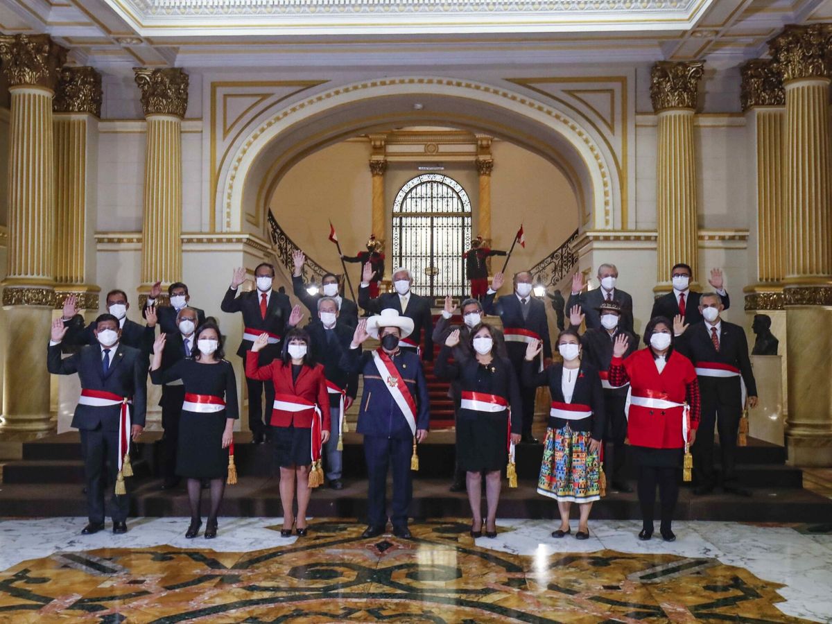 Foto: Fotografía cedida por la Presidencia de Perú que muestra a la nueva primera ministra, Mirtha Vásquez (c-i), junto al presidente de Perú, Pedro Castillo (c), en Lima. (EFE)
