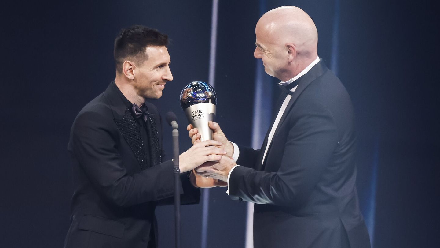 Messi recibe el premio FIFA The Best de Gianni Infantino, presidente de la FIFA (EFE/EPA/YOAN VALAT).