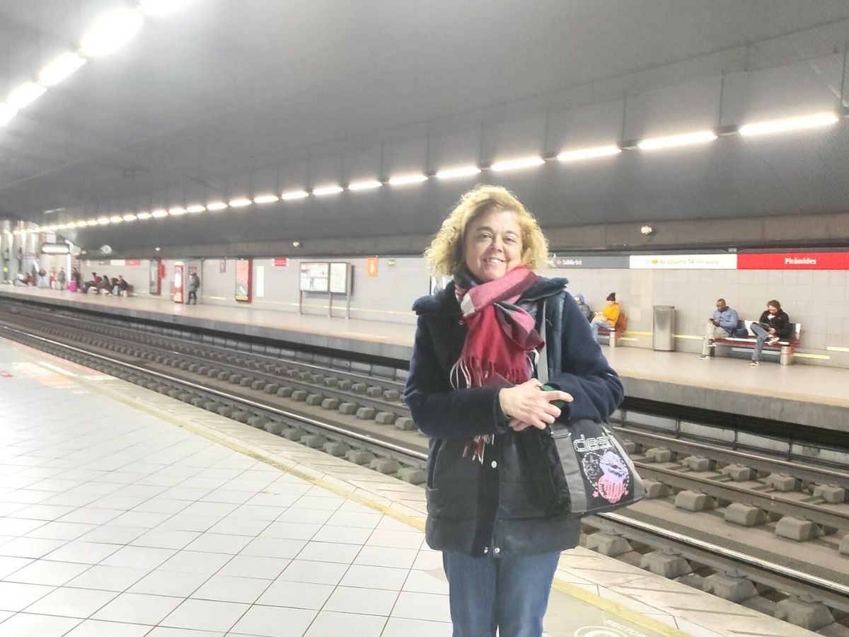 Foto: Una mujer espera el tren en Pirámides para ir a trabajar, este lunes. (L. B.)