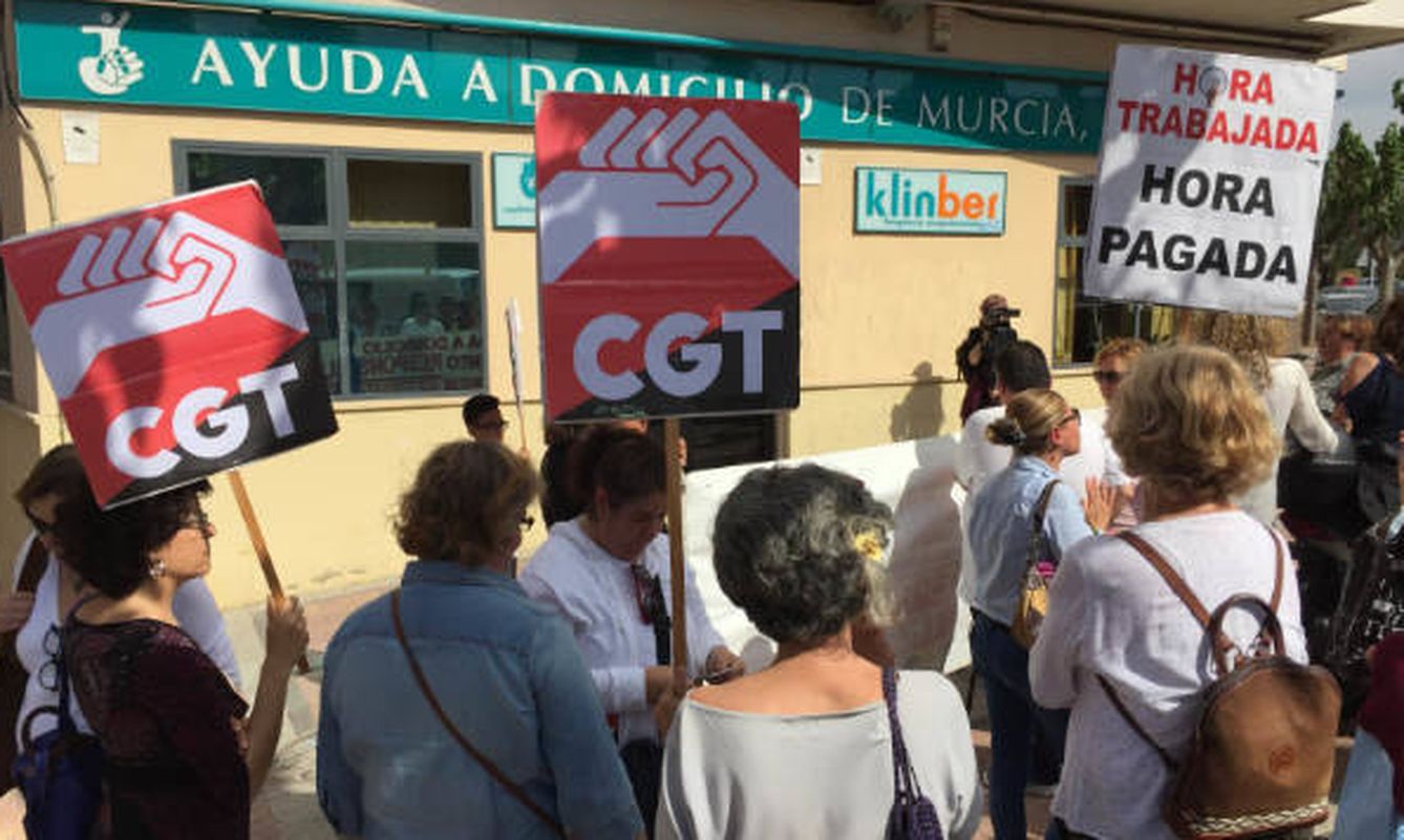 Protesta de los empleados de Ayuda a Domicilio de Murcia. (CGT)
